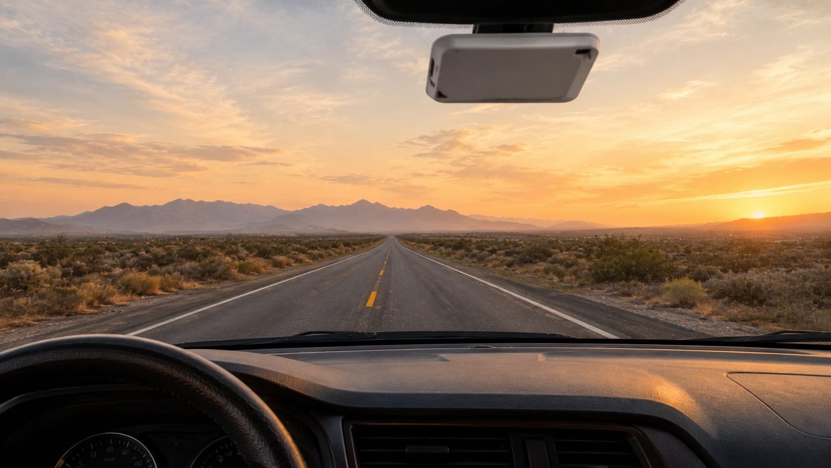 TAG de telepeaje pegado al parabrisas de un auto con carretera mexicana al atardecer