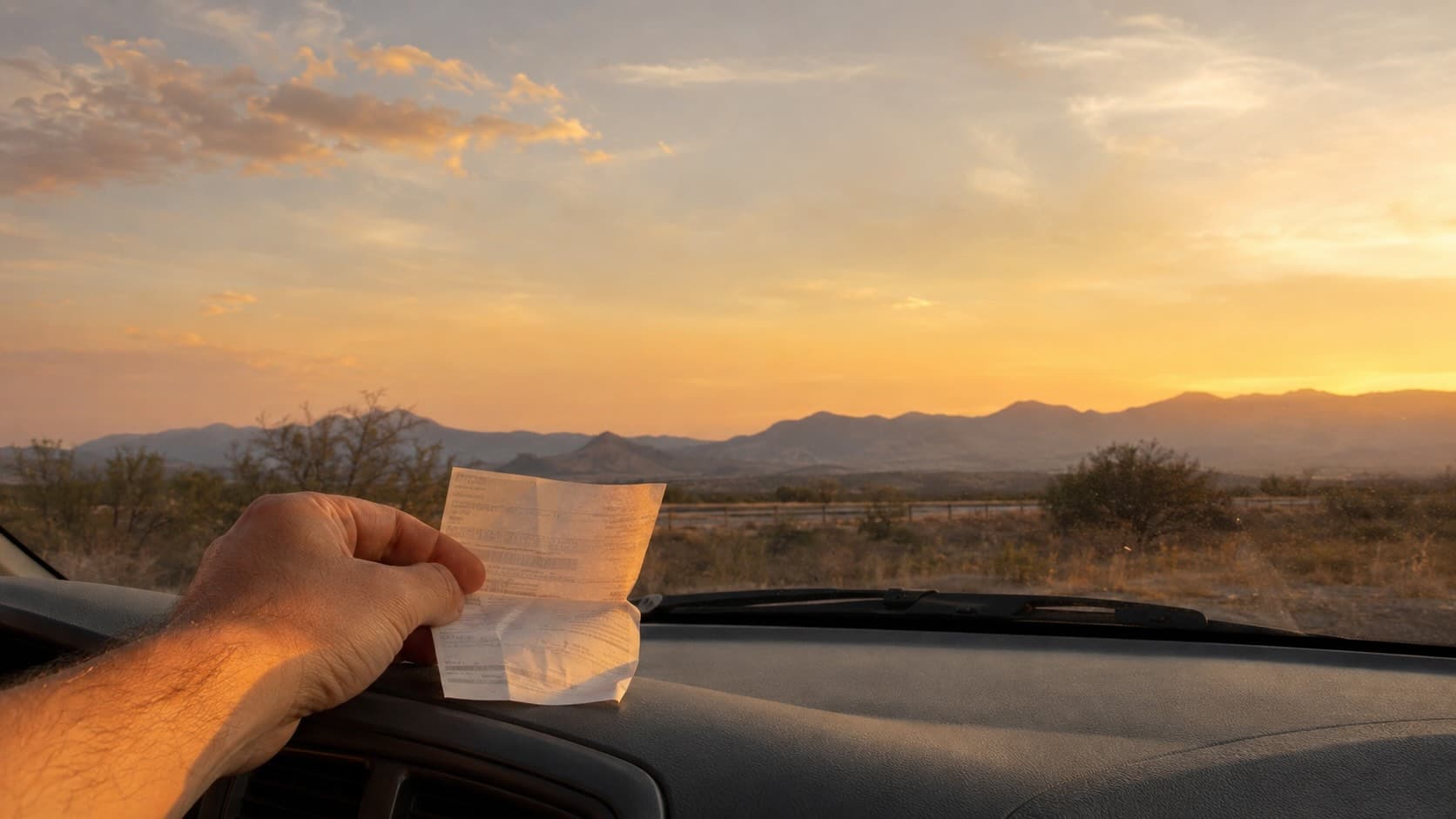 Caseta de cobro privada moderna al atardecer con cabinas iluminadas y autopista mexicana